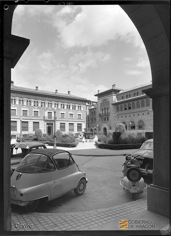 Plaza de San Juan, edificio del Banco de España en Teruel y Casino Mercantil