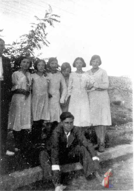 Grupo de jóvenes niñas vestidas de blanco. La Puebla de Alfindén