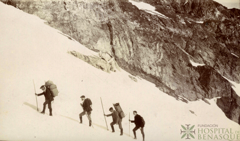 Une caravane ravitaillement à l'Observatoire du Pic du Midi. Region de Campan. Première ascension de l'année.