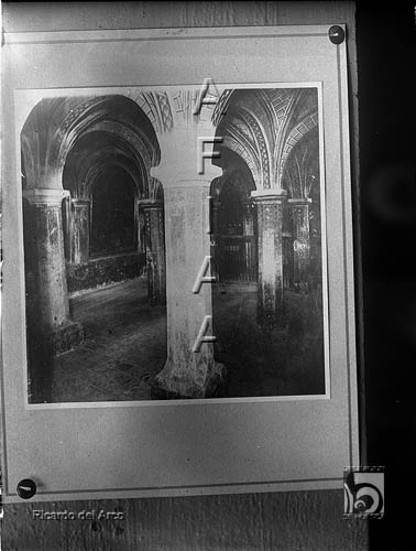 La excatedral. Interior de la cripta. Columnas. Ricardo del Arco y Garay. Roda de Isábena. Ribagorza