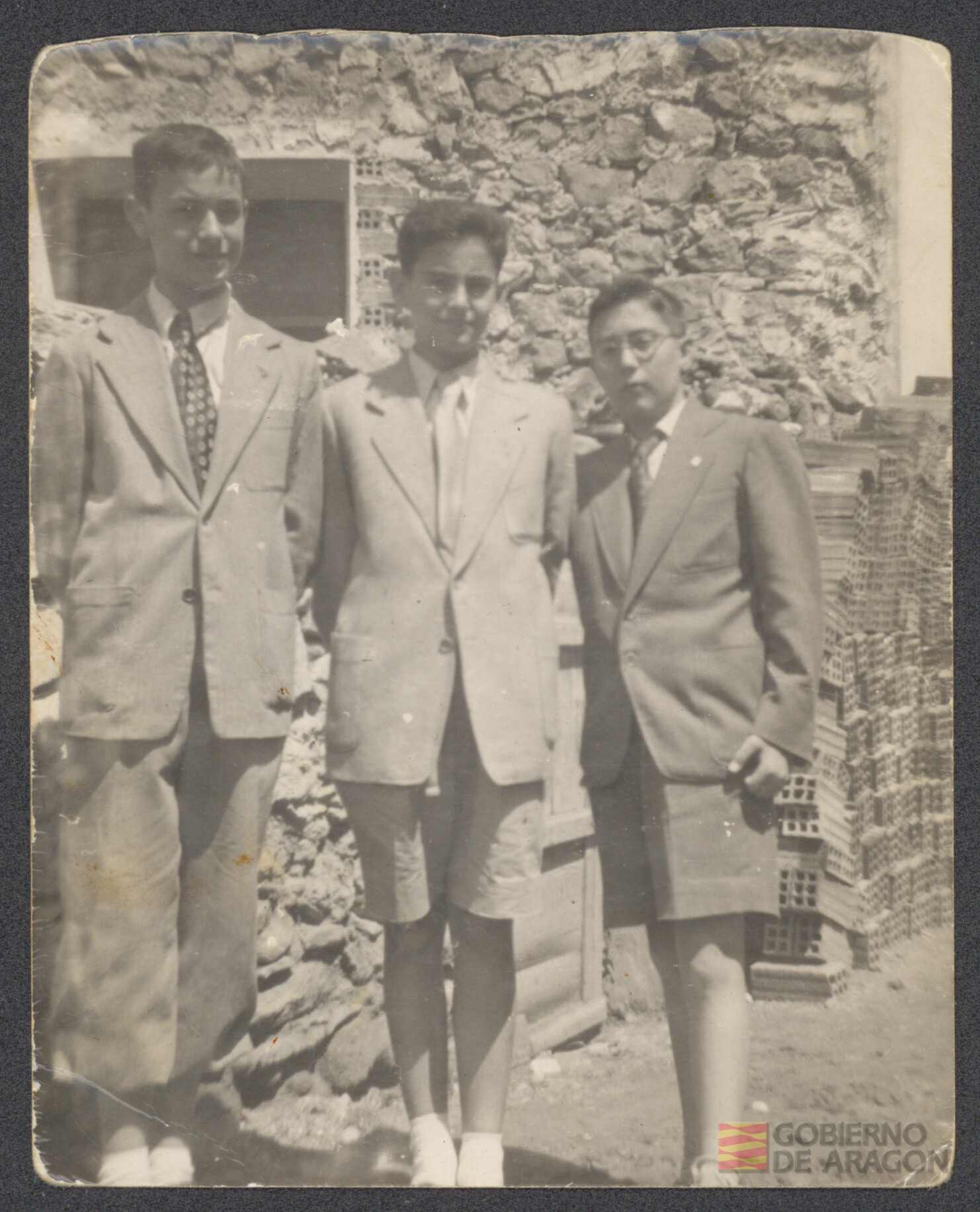 Ángel Conte Cazcarro junto con sus amigos Eloy Fernández Clemente y Vicentito en Alloza