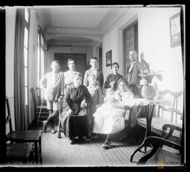 Familia de Enrique y Fina con la niña. Julio Requejo