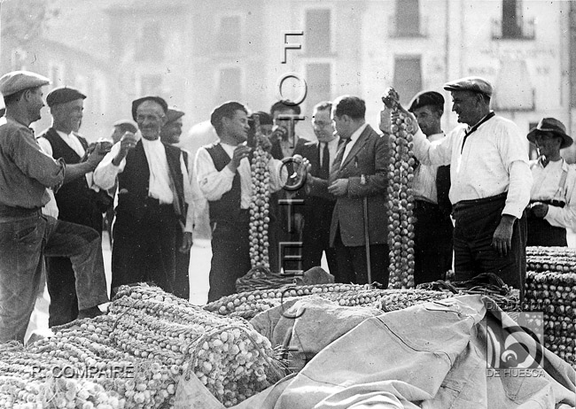 "Un puesto de ajos". Ricardo Compairé Escartín. "1930". Ayerbe