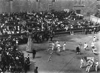 Fiesta en Graus. Los danzantes actúan ante numeroso público delante de la iglesia de la Compañía. Antonio López Santolaria. Graus