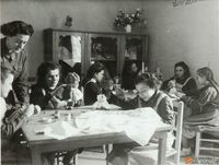 Niñas cosiendo en el taller de aprendices. Julio Anoro