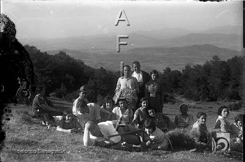 Agustina Ena de excursión con un grupo de Bailo. Ildefonso San Agustín