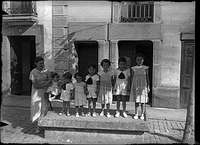 Siete niños y una mujer. Mariano Gómez Zamora. Huesca