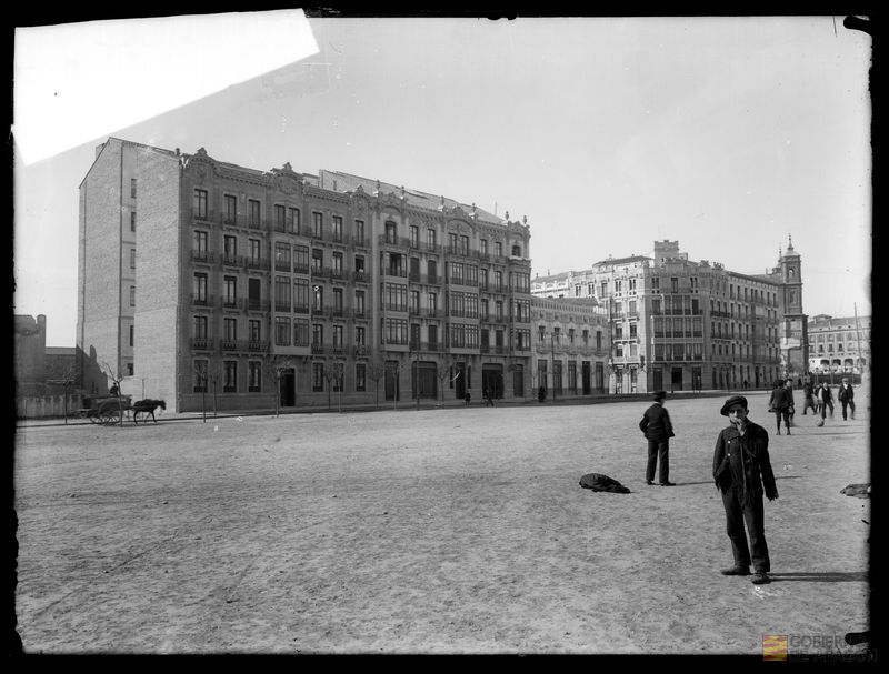 Calle de Joaquín Costa desde el solar en que se construirá el Gran Hotel. Manuel Coyne