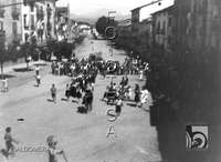 Desfile de fiestas en la calle de Barranco. Antonio López Santolaria. Graus