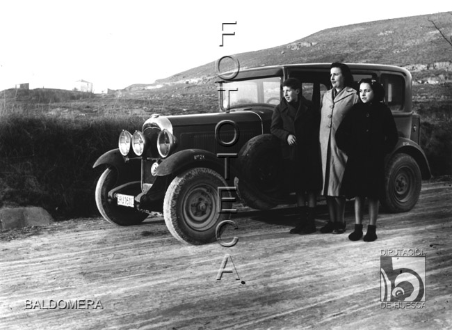 Toñín de Baldomera, con su madre y una amiga posando junto a un coche. Antonio López Santolaria