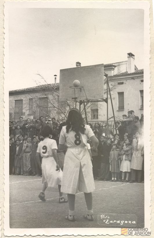 Cultura y Deporte. Juventudes femeninas. X Campeonaro de baloncesto femenino. Enuentro entre los equipos de Teruel y Valencia en las instalaciones deportivas de la Residencia de Formación Profesional General Pizarro, nº 3 de la calle Alfonso II del Ensanche. Foto Zaragoza. Teruel