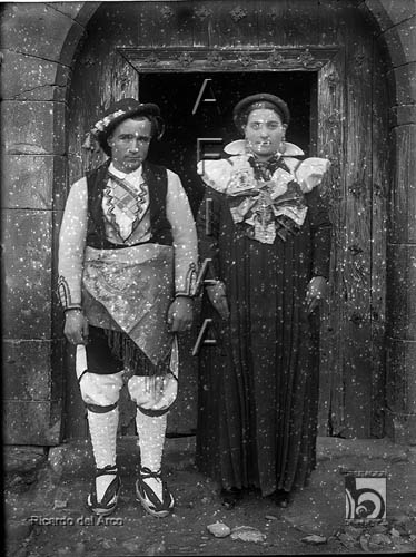 Fiesta del traje. Pareja de ansotanos en un portón. Ricardo del Arco y Garay. Ansó