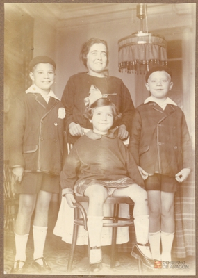 Retrato de mujer con Manuel, Rafael y Rosa Pano Ferrer