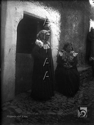 Fiesta del traje. Ansotanas a la puerta de una casa. Ricardo del Arco y Garay. Ansó