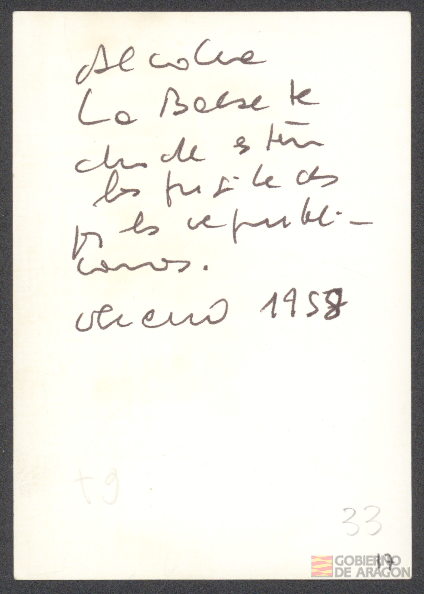 Ángel Conte Cazcarro sobre una fosa