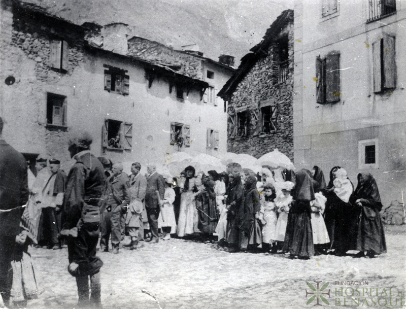 Procesión en la plaza Mayor de Benasque
