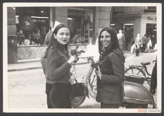 Retrato de Rosario Conte Cazcarro y María José Garrido en plena calle