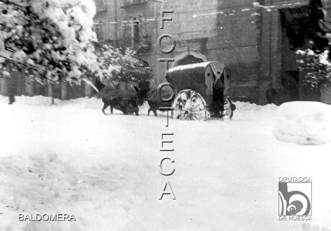 Carreta por la calle del Barranco nevada. Antonio López Santolaria. Graus