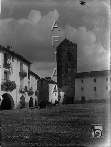 Plaza Mayor y torre de la colegiata. Ricardo del Arco y Garay. Aínsa
