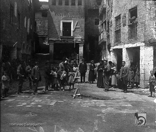 Grupo de visitantes en la Plaza Mayor de Alquézar. Ildefonso San Agustín. Alquézar