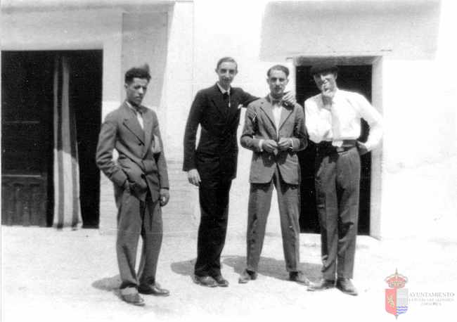 Grupo de amigos en la puerta de un comercio. La Puebla de Alfindén