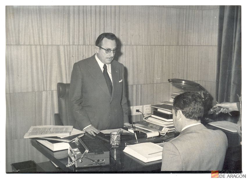 Casa Sindical, despacho oficial del delegado. Ante D. Jesús Sainz Planillo, delegado provincial de la O. S. jura el cargo de director provincial del Secretariado de Asuntos Sociales D. Francisco Gascón. 8 de marzo. Teruel