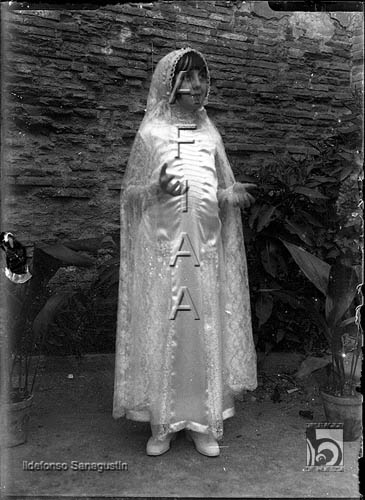 Niña vestida de Primera Comunión. Ildefonso San Agustín. Huesca