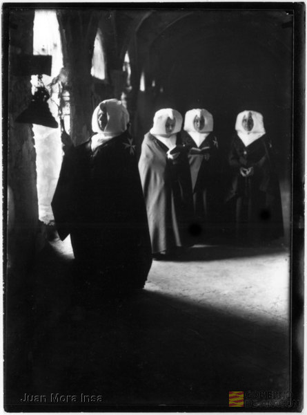 "Monasterio de Sigena, Huesca. Monjas con el címbalo". Juan Mora Insa