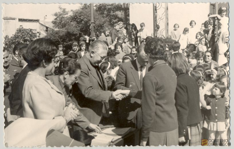 Cultura. Juventudes femeninas. Fiesta de santa Teresa de Jesús, patrona de la Sección Femenina. Acto de entrega de medallas y diplomas presidido por Juan Pablos Abril, gobernador civil de la provincia, subjefe provincial Ignacio Blasco y Rita Navarro Mínguez, delegada provincial de la Sección Femenina en la plaza del Seminario, 15 de octubre. Teruel