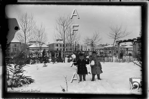 La ciudad nevada. Dos niños en el parque. Joaquín Galán Bernal. Huesca