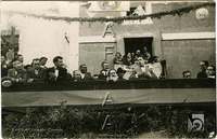 Acto político en un pueblo. Tribuna. Tardienta