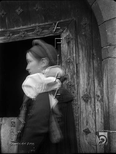 Fiesta del traje. Ansotana de perfil. Ricardo del Arco y Garay. Ansó