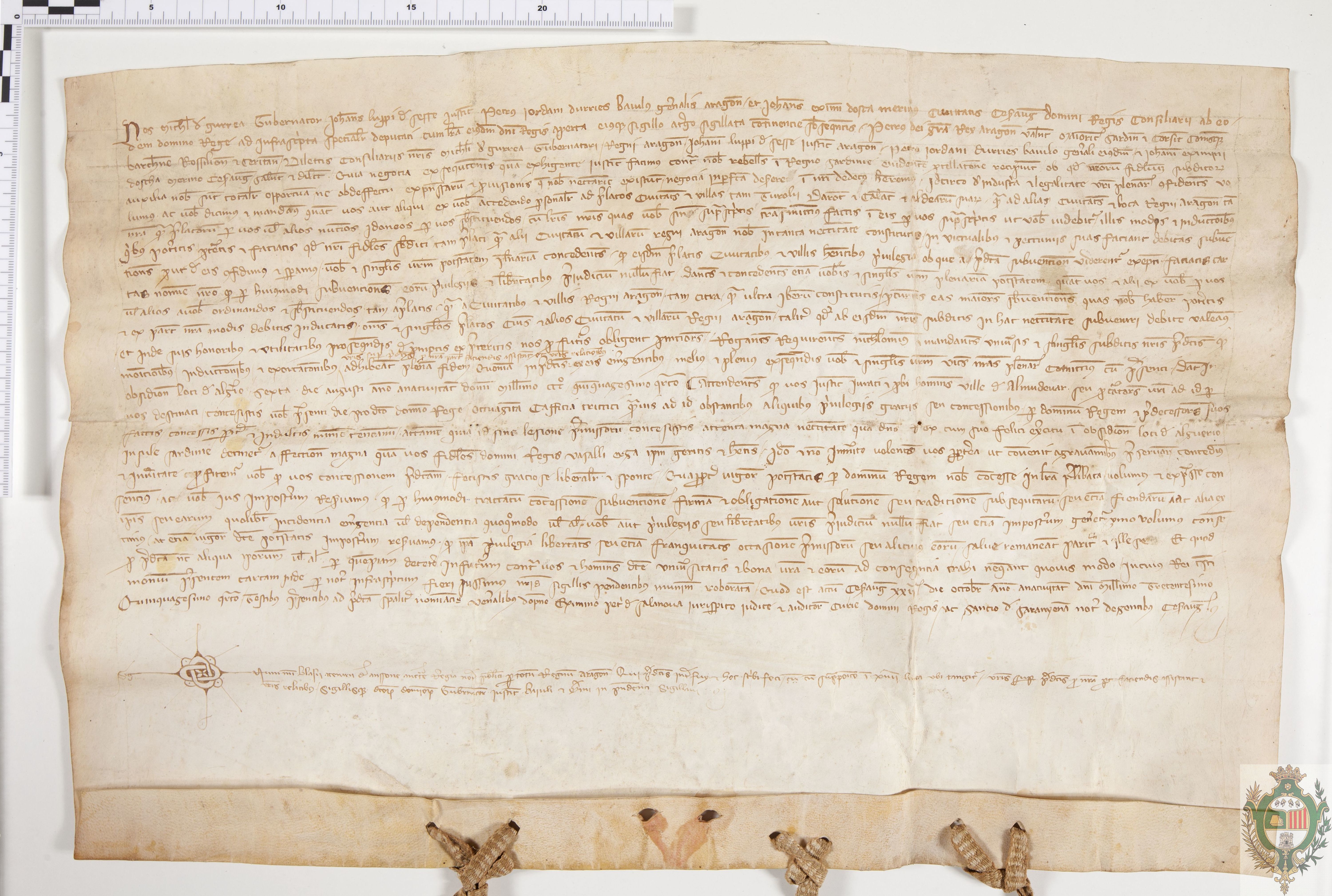 El Gobernador, Justicia, y Baile General de Aragón, comisionados por Pedro IV para conseguir recursos con los que subvenir a la guerra de Cerdeña, según se indica el mandato regio hecho en Alguer el anterior 6 de agosto, reciben 80 cahíces de trigo del concejo de Almudévar, y reconocen que por esta entra graciosa y libre no se alteran y anulan los privilegios anteriormente concedidos a la villa