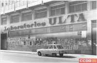 Fachada de Laboratorios ULTA con pintadas referentes a la huelga por los despidos