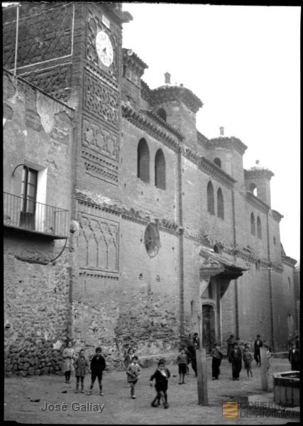 Tobed (Zaragoza). Iglesia de Santa María o Iglesia de La Virgen de Tobed. Fachada. Torre mudéjar. Plaza. Fuente. Niños. José Galiay Sarañana