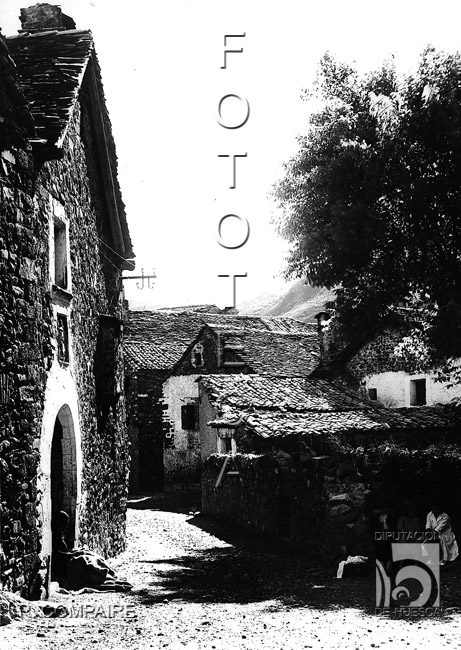 "Casa antigua y calle". Ricardo Compairé Escartín. Villanúa