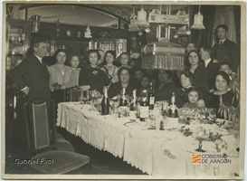 Comida familiar: Matilde Iribarren, sentada, a su lado Adela del Teg; a la derecha Lorenza Muñoz, la mujer de Serafín Faci Abad; de pie, al fondo, Amparo Fairén y Ángel Faci; los niños Julián y Gabriel Faci. Gabriel Faci Abad
