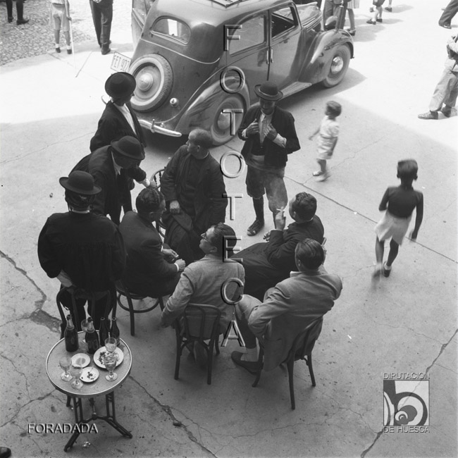 Ansotanos en la terraza de un bar. Alfonso Foradada Coll. Ansó