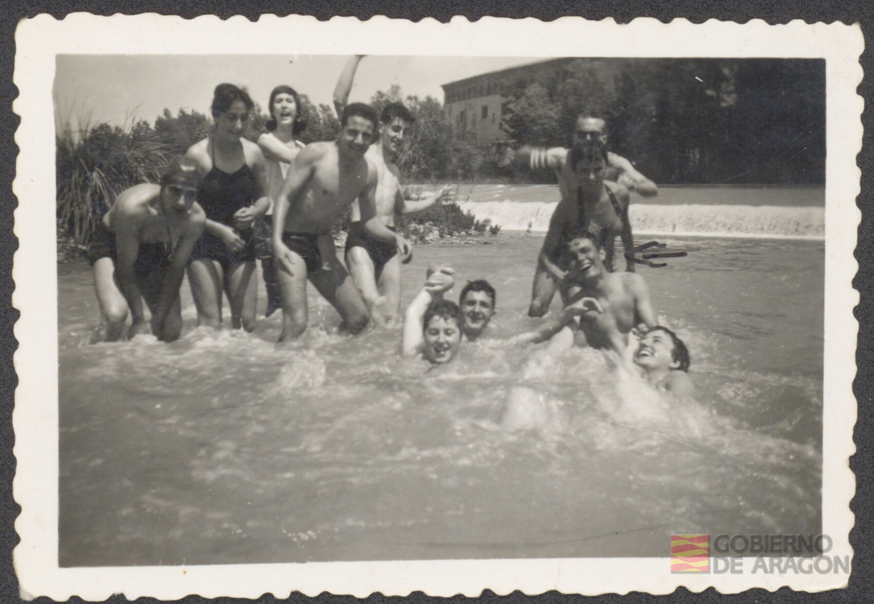 Alumnos del curso 1958-1959 disfrutando de un baño