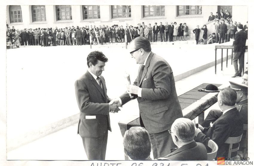 V Campeonato Provincial de Ajedrez. Entrega de premios y trofeos, por el delegado provincial de Sindicatos D. Adolfo Masiá Martínez. Instalaciones del Campo de deportes y T.E.S. Santa Emereciana. Abril. Teruel