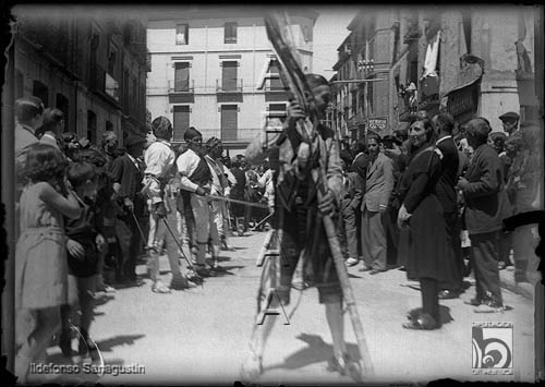 Fiestas de San Lorenzo. Los danzantes en la plaza del santo. Ildefonso San Agustín. Huesca