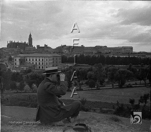 Rodolfo Albasini, con prismáticos, en el cerro de Las Mártires. Al fondo, la ciudad. Ildefonso San Agustín. Huesca