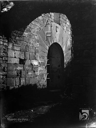 Monasterio de Santa María de Obarra. Arco con escudo. Ricardo del Arco y Garay. Calvera. Ribagorza