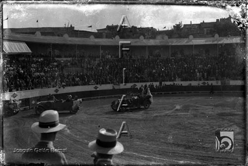 Plaza de toros. Mairalesas en coche por el ruedo. Joaquín Galán Bernal. Huesca