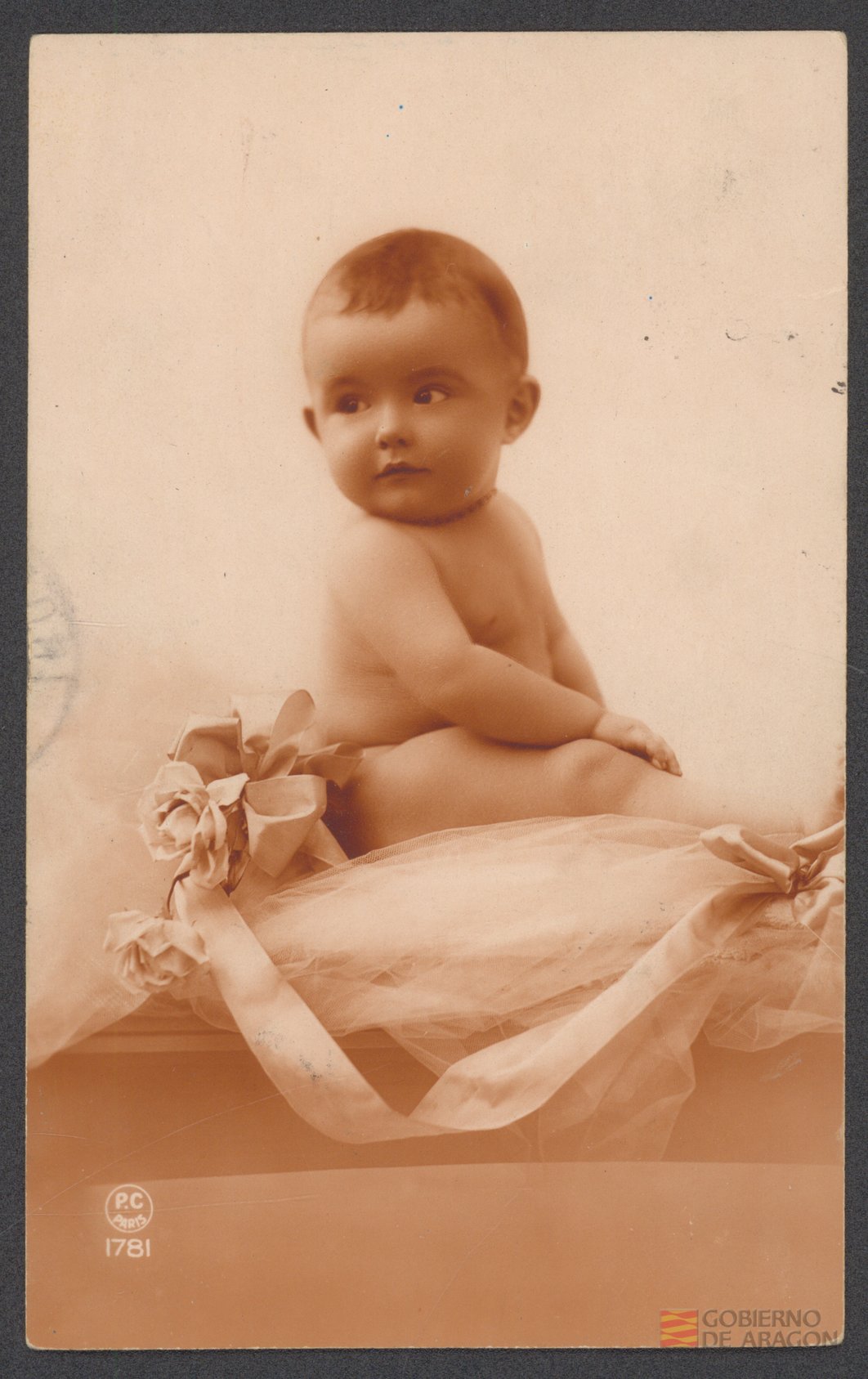 Niño con un tul, cintas y flores. Editor P-C París