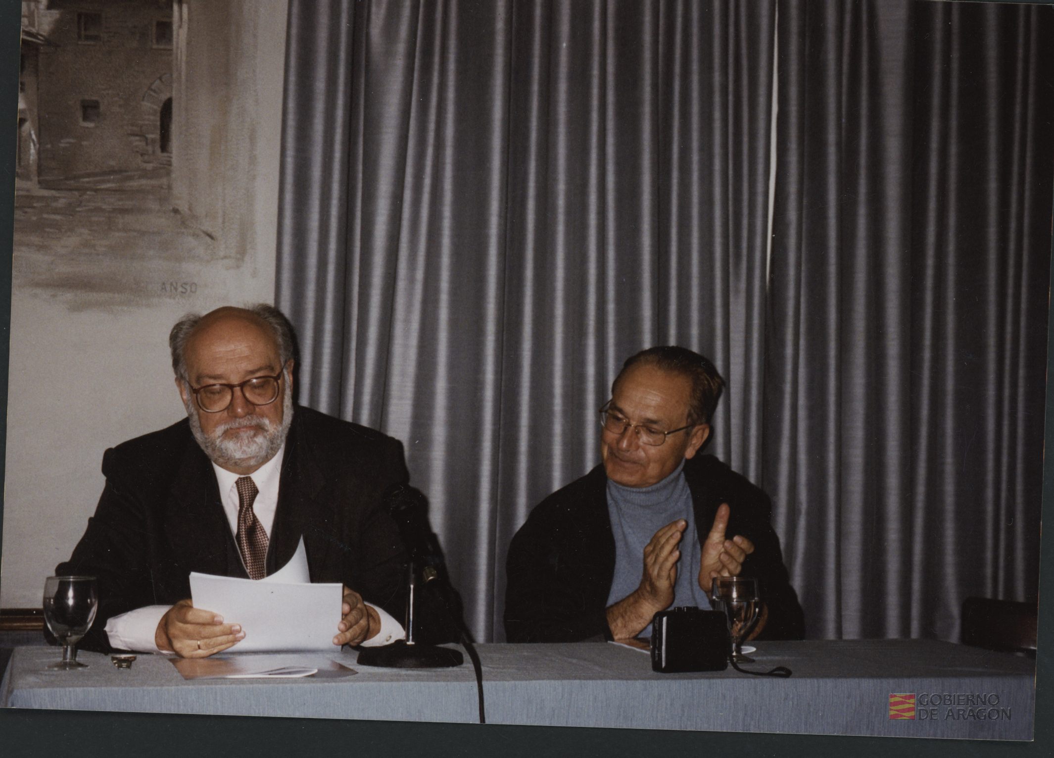Ángel Conte Cazcarro en la presentación del libro "Aguardando lo Zierzo" junto a Eloy Fernández Clemente