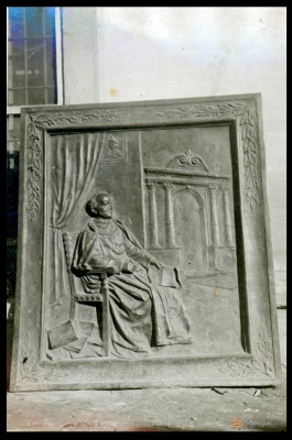 Cuadro/talla en bajorrelieve de madera. Religioso sentado