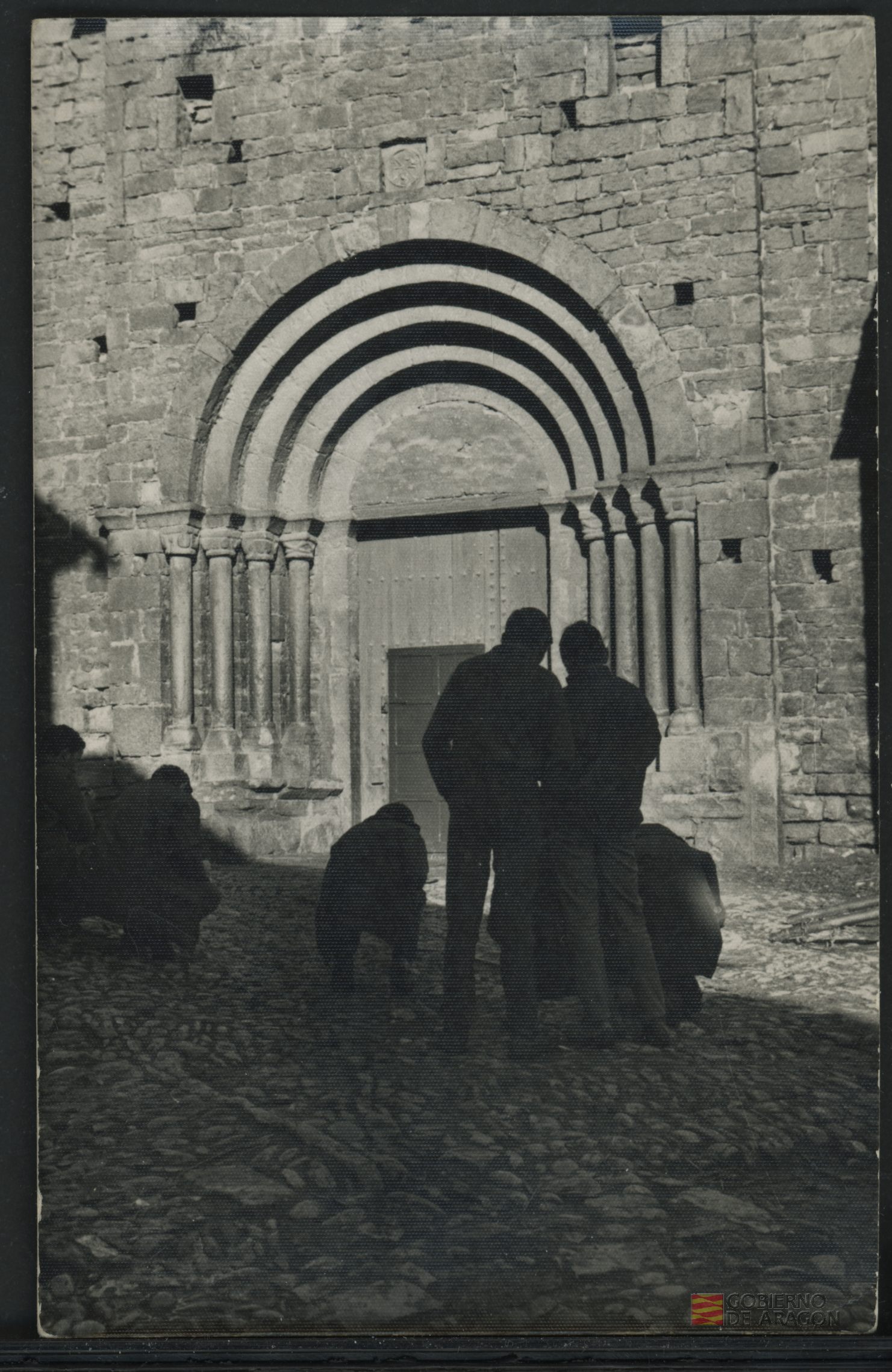 Ángel Conte Cazcarro junto con alumnos en las inmediaciones de la Colegiata de Santa María de Aínsa