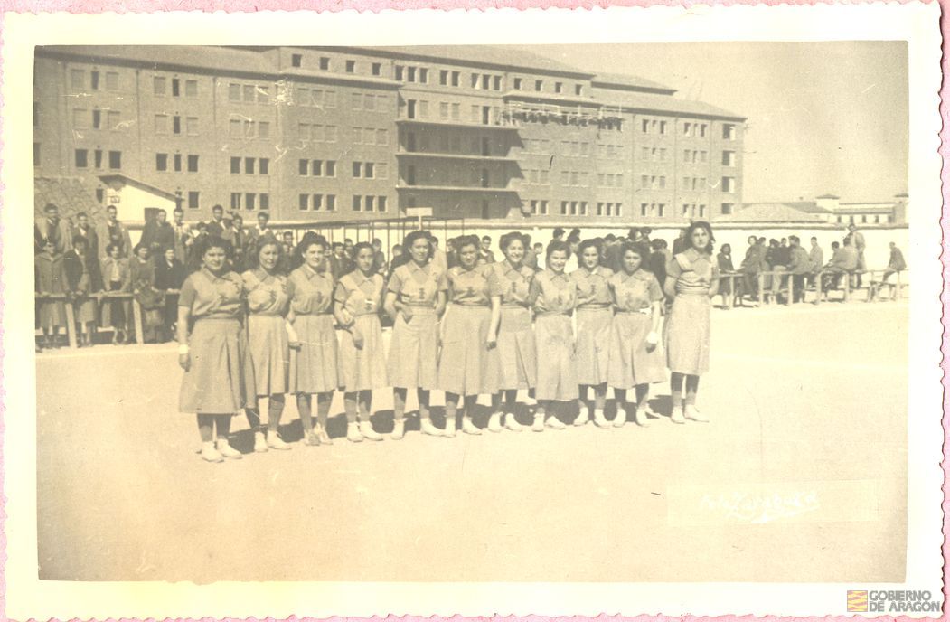 Cultura y Deporte. Juventudes femeninas. VIII Campeonato de balonmano femenino. Campo de deportes del Pinilla, 8 de marzo. Al fondo la residencia sanitaria de la Seguridad Social en construcción. Foto Zaragoza. Teruel