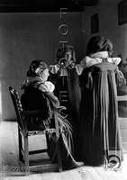 "Madre y hermanas". Ricardo Compairé Escartín. Ansó
